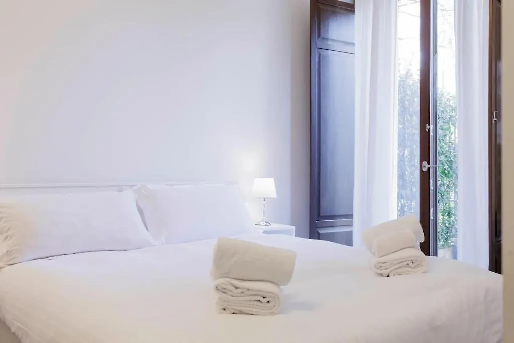 Michelangelo Deluxe Garden Apartment Florence